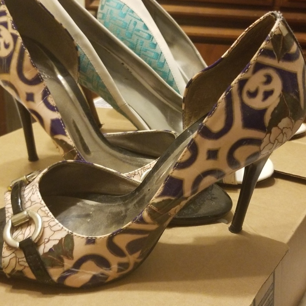 Like new only worn twice because i bought the wron